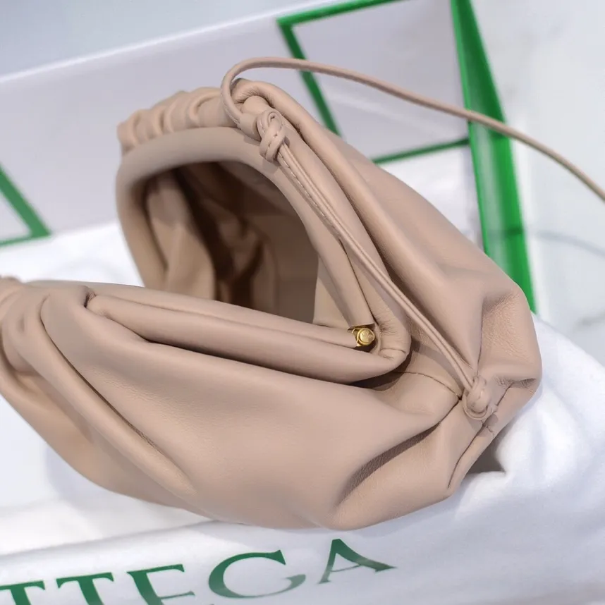 Batch 1120 Bottega Veneta cloud bag ☁️POUCH series original plain calfskin, super low-key and attractive, soft and casual. Major internet celebrity bloggers are crazy about calling it fashionable and classy, ​​lazy and intellectual. Small size: 23*13*8 (small cloud plain) nude pink, model: 6671